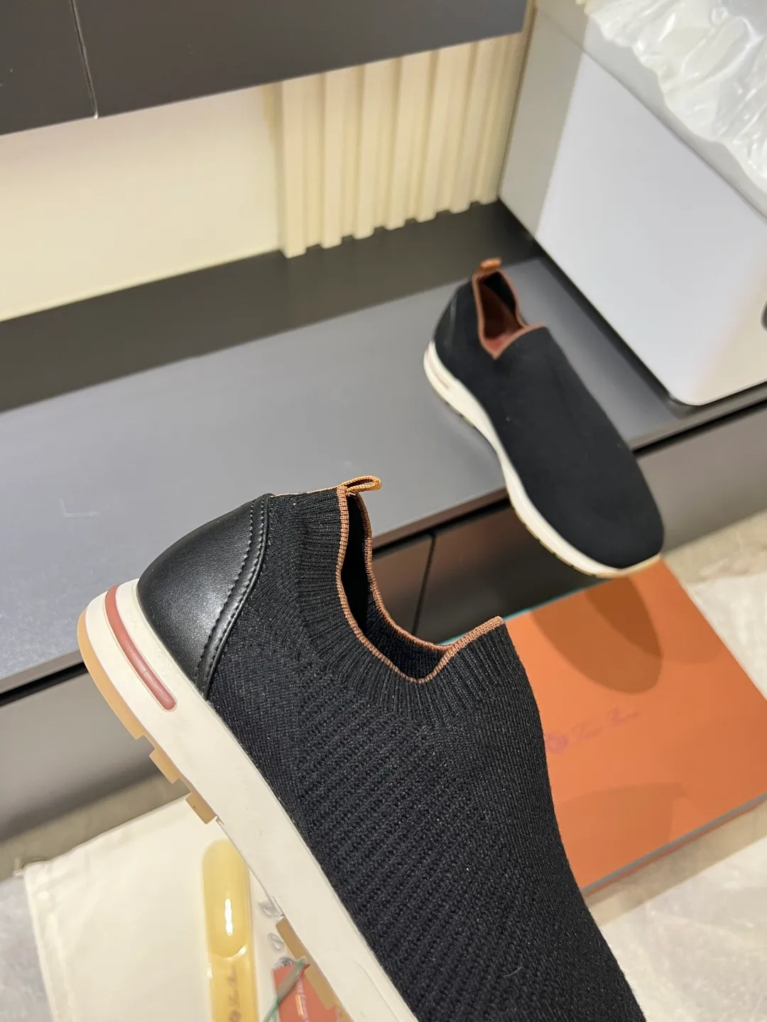 Men's Men's Shoes 💰p380 Loro Men's Shoes 💰piana/Noyo Piana 360 L Men's Shoes 💰p Flexy Walk Men's Sports Shoes These sports shoes are made of knitted wool uppers, and the heel is wrapped in smooth calf leather. Merino sheep are selected from Australia and New Zealand. The upper is machine-woven like a sweater, and then equipped with a white rubber outsole and a Kummel-colored sole. It is both beautiful and non-slip. The fabric is 100% cashmere and the insole is calf leather. It is super comfortable on the feet! Comes with full original packaging! Multiple colors available! Size: 38-44 (45 customized)